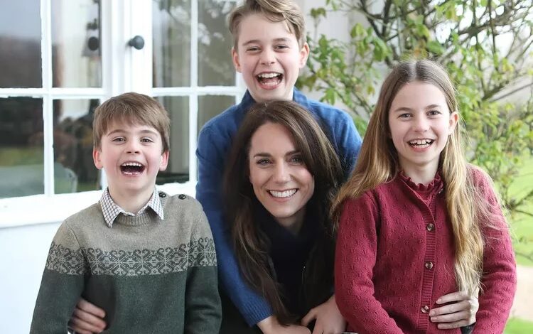 Kate Middleton's Mother Day Photoshop Controversy