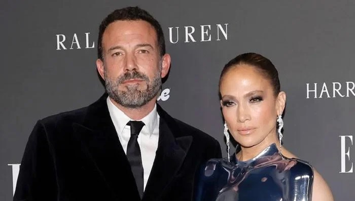 Ben Affleck tries to grab Jennifer Lopez's attention with unexpected move