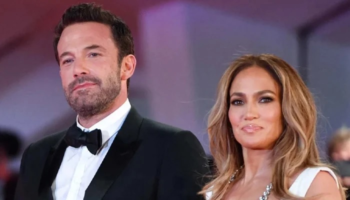 Jennifer Lopez is reportedly still obsessed with her estranged husband, Ben Affleck